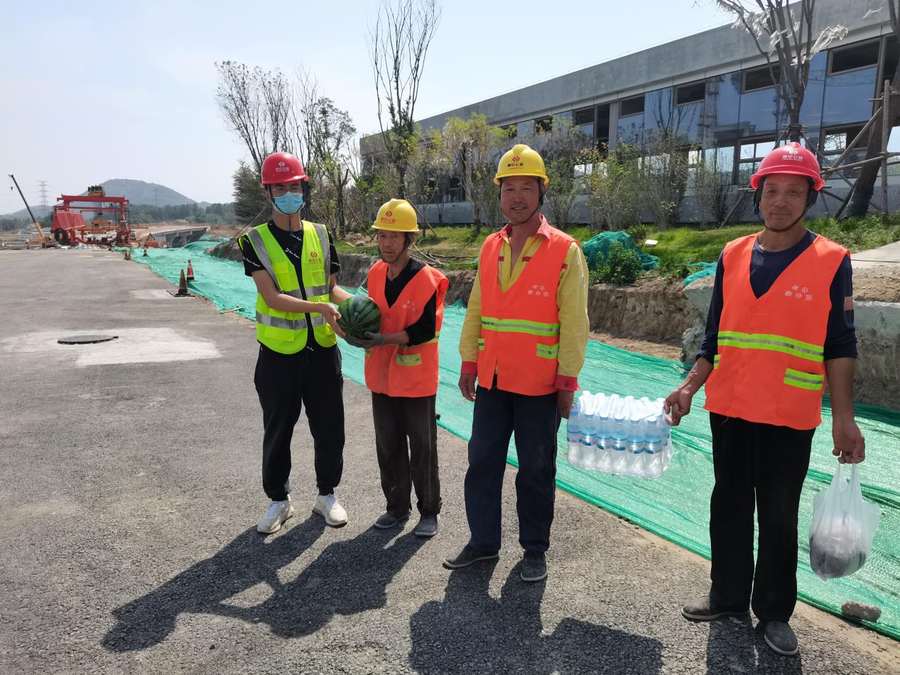 市政工程公司華僑城規(guī)劃路項(xiàng)目部組織送清涼活動(dòng)